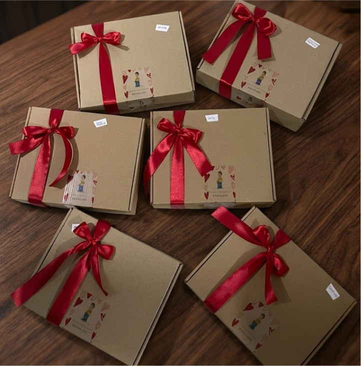 Cajas de regalo RevoLego empacadas con moño rojo