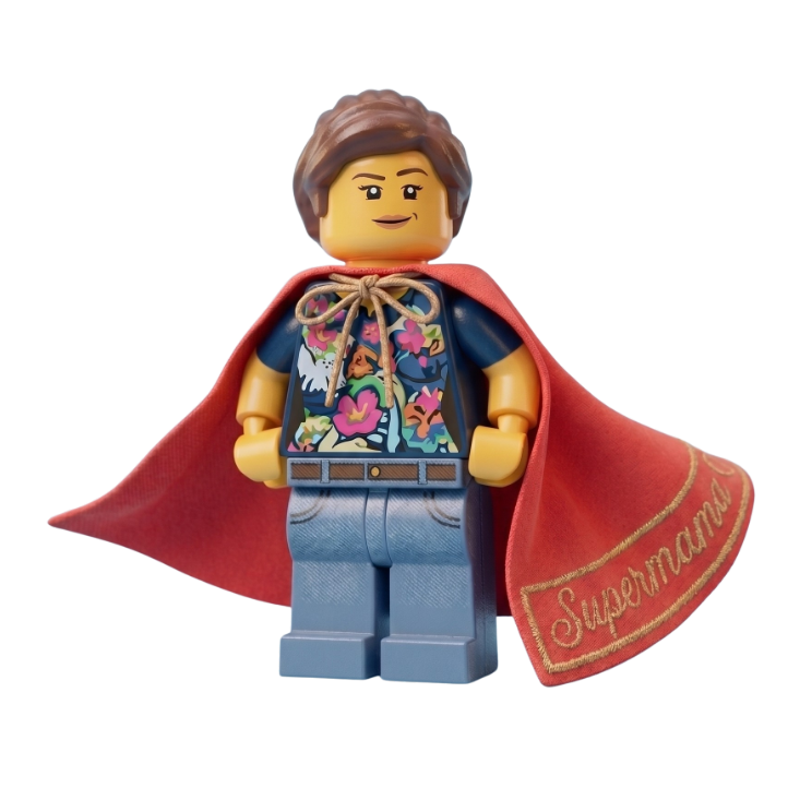 Personaje RevoLego vestido de superhéroe, inspirado en las mamás